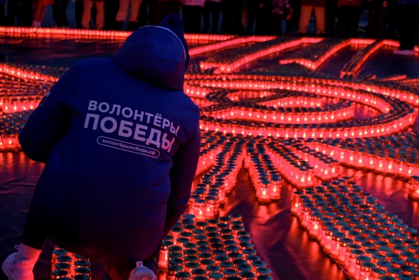 В память о Героях Великой Отечественной войны Волонтёры Победы провели акцию «Лучи Победы»